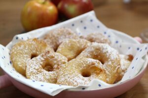 Frittelle di frutta senza zucchero e al forno: la ricetta leggera e saporita che ti rimette in forma