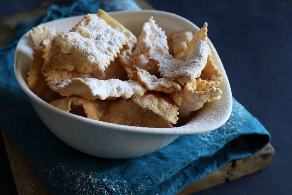 Frappe (chiacchiere) senza glutine: croccanti e leggere, con la piega a libro per le bolle