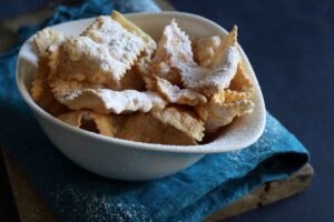 Frappe (chiacchiere) senza glutine: croccanti e leggere, con la piega a libro per le bolle