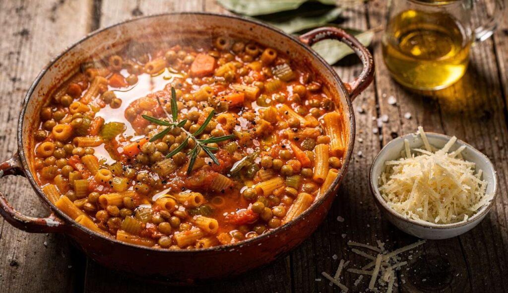 Pasta e lenticchie cremosa in pentola sola: un comfort food che scalda il cuore al primo assaggio