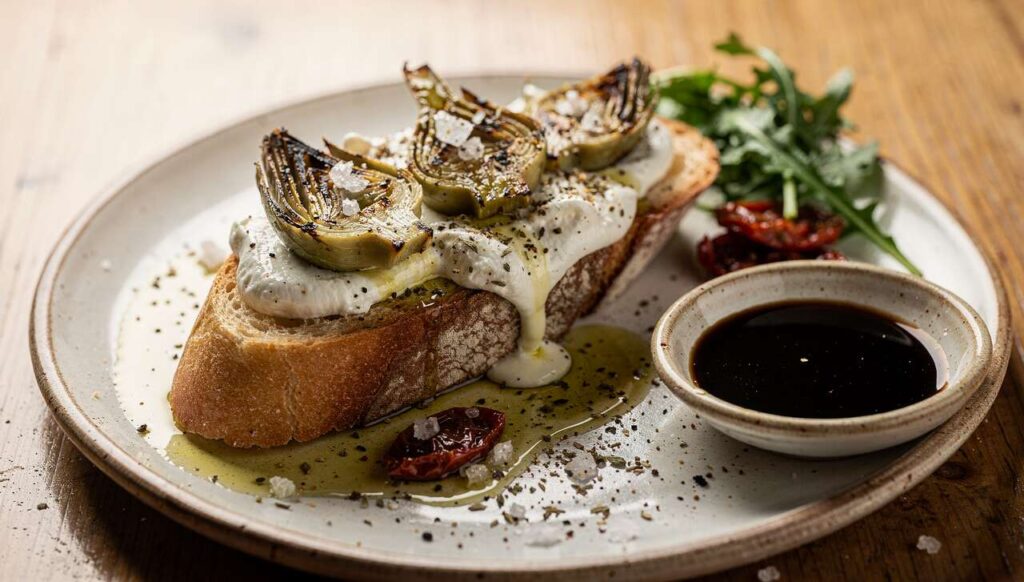 Panino gourmet con carciofi grigliati e stracciatella pugliese, croccante e cremoso