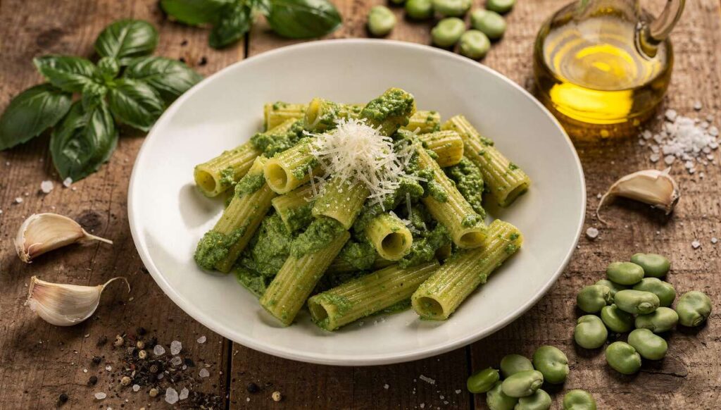 Pasta al pesto di fave e pecorino romano: il primo piatto verde di marzo pronto in 10 minuti