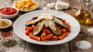 Pasta alla Norma con melanzane siciliane e ricotta salata DOP, il primo della domenica in 30 minuti