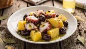 Insalata di polpo, patate e olive taggiasche per il picnic del 25 aprile, fredda dal frigo