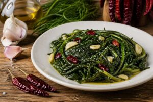 Agretti ripassati con aglio e peperoncino di Senise, il contorno di primavera pronto in 10 minuti