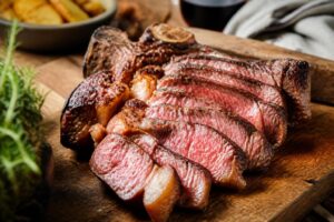 Carne alla brace stile Cannavacciuolo con crosta dorata, sale marino grosso e limone campano su tagliere rustico